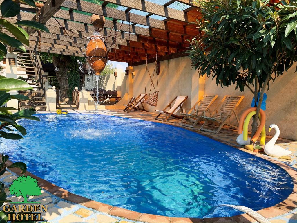 Garden Hotel room 4